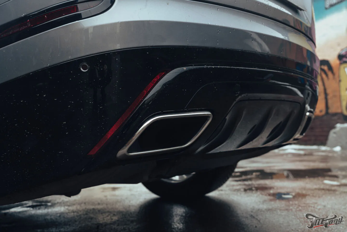 Окрас дисков, суппортов и насадок выхлопа на Range Rover Velar
